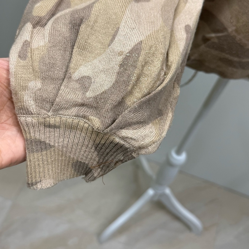 Democracy Beige Camo Criss-Cross Neckline Long Sleeve Knit Top Banded Hem Size L - Picture 9 of 12